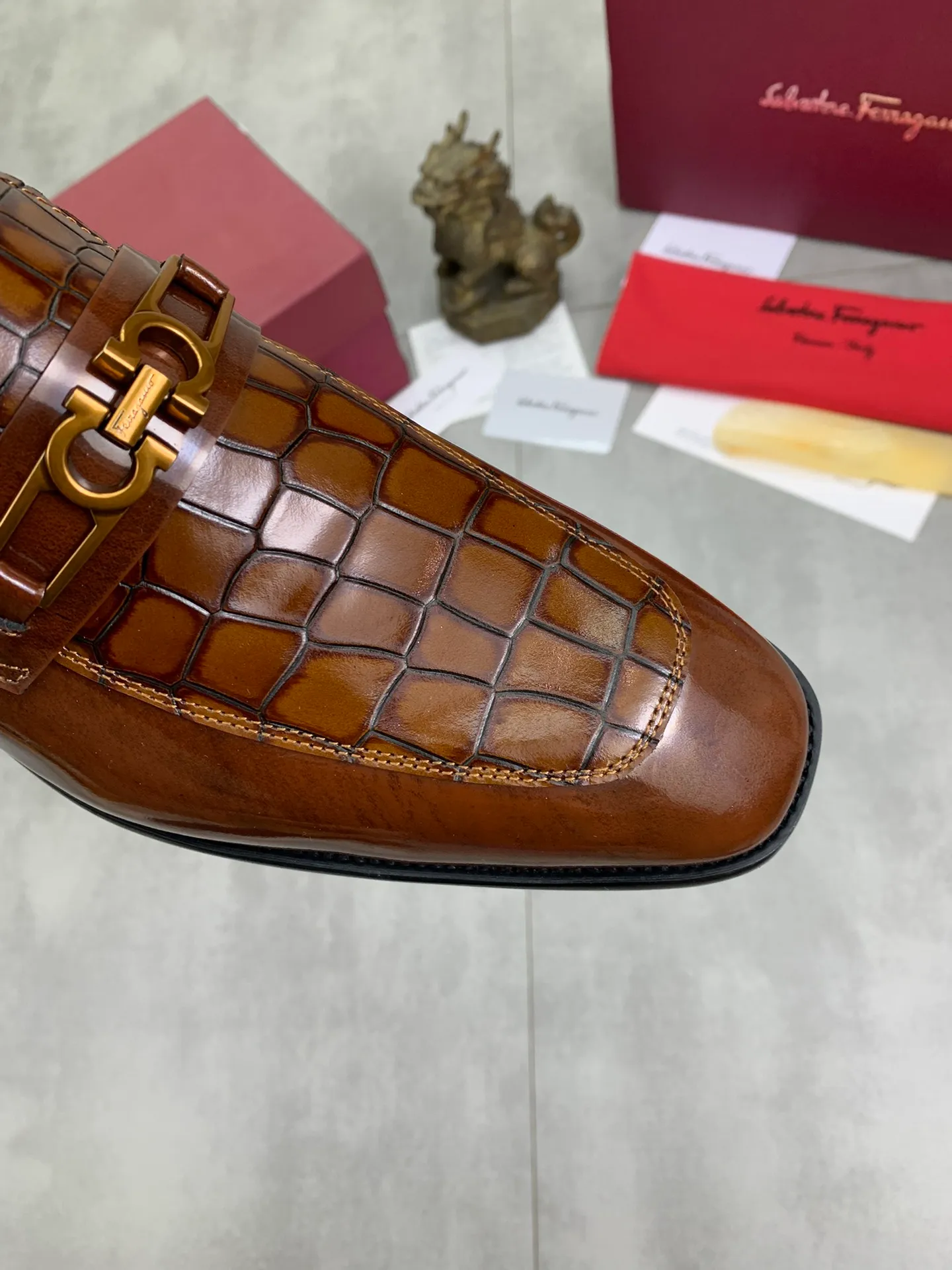 Men's Men's Shoes 💰P460💰[New Style] Water-dyed Niuli 🆘[Salvatore Ferragamo] Ferragamo's latest casual business leather shoes for men! Available at counters simultaneously! The fabric is made of specially imported original open-edge beaded calfskin, and the interior is made of imported water-dyed cowhide. It is absolutely luxurious and leads the fashion trend. Matching code: 38-45 (46 and 47 can be customized); black and brown colors are optional